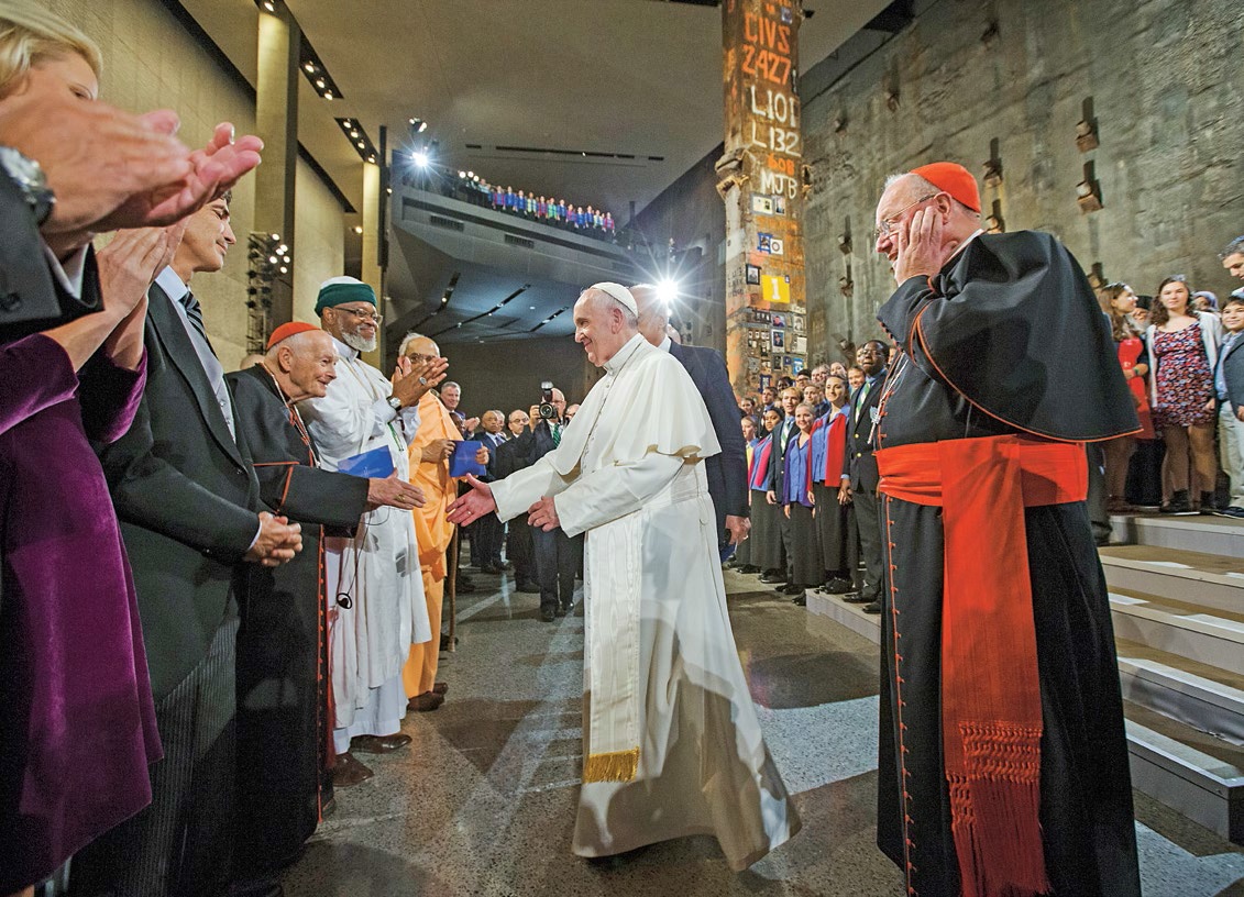 Były kardynał Theodore McCarrick (podaje rękę papieżowi) został istotnym doradcą Franciszka, mimo że Benedykt XVI nałożył na niego kary w związku ze skandalami seksualnymi