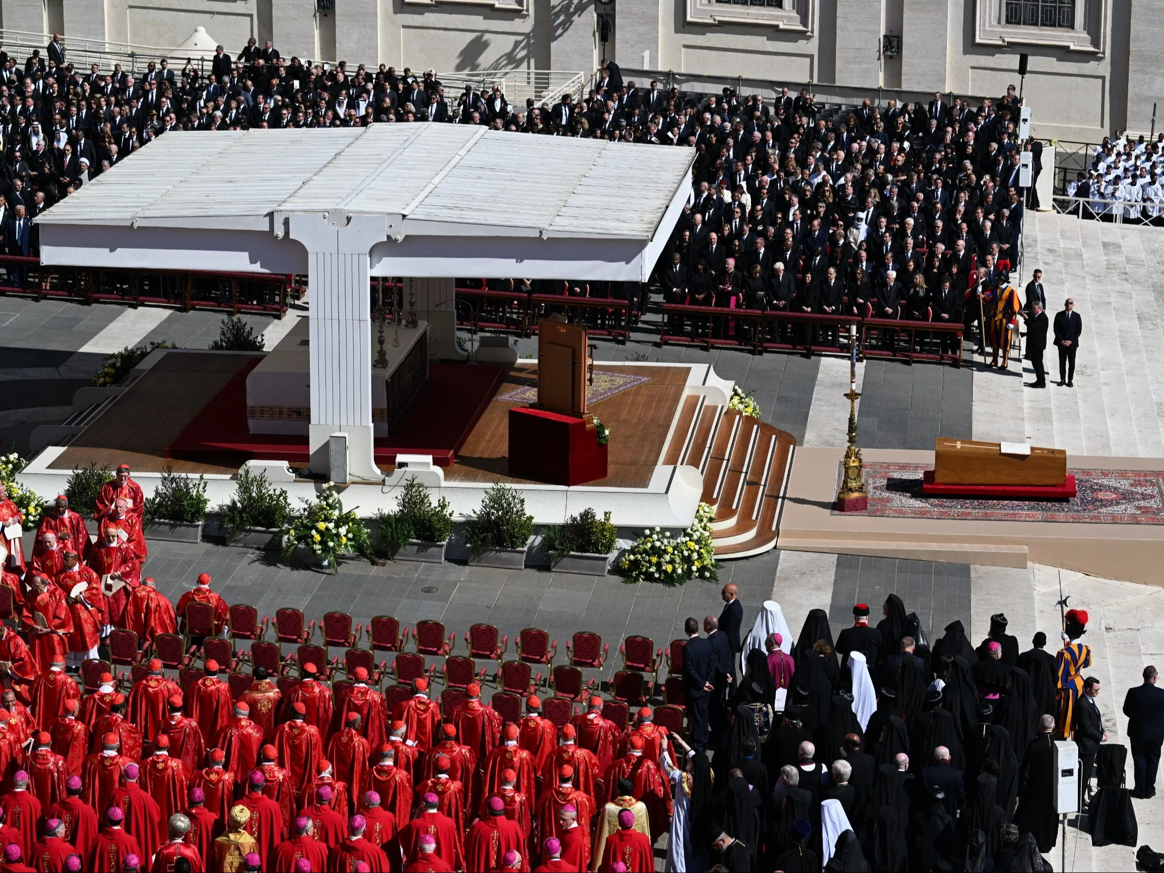 Watykan, 26.04.2025. Uroczystości pogrzebowe papieża Franciszka na placu Świętego Piotra