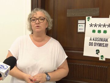 "Kosiniak do dymisji". Marta Lempart przykleiła kartkę na drzwiach klubu PSL w Sejmie