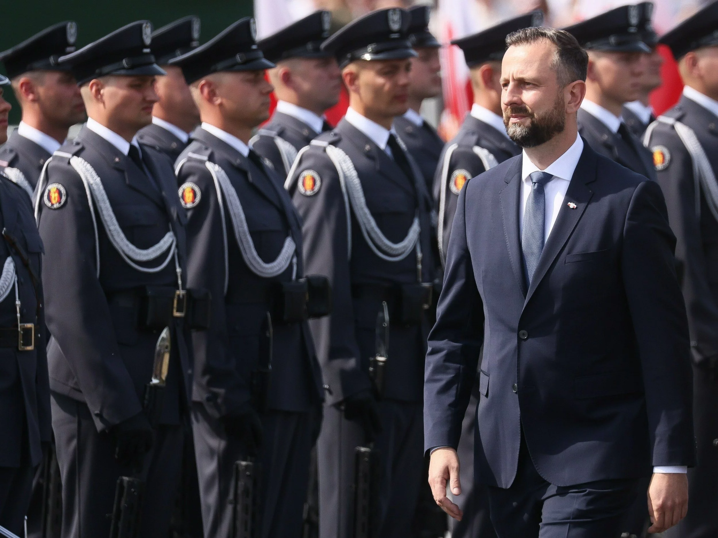 Wicepremier, minister obrony narodowej Władysław Kosiniak-Kamysz przed rozpoczęciem defilady z okazji Święta Wojska Polskiego na Wisłostradzie w Warszawie