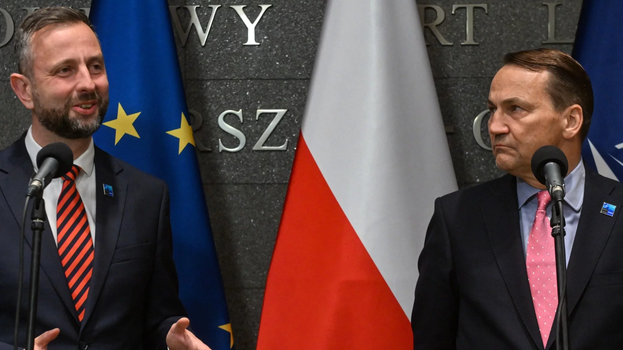 Wicepremierzy: minister obrony narodowej Władysław Kosiniak-Kamysz (L) oraz minister spraw zagranicznych Radosław Sikorski