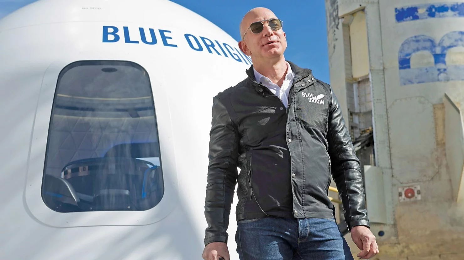 Jeff Bezos jest m.in. właścicielem udziałów w produkującej rakiety kosmiczne spółce Blue Origin, której celem jest umożliwienie ludziom prywatnych podróży kosmicznych