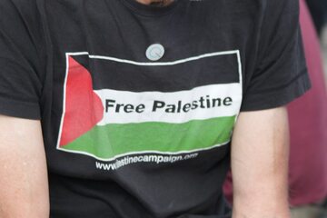 Koszulka z napisem "Free Palestine", zdjęcie ilustracyjne