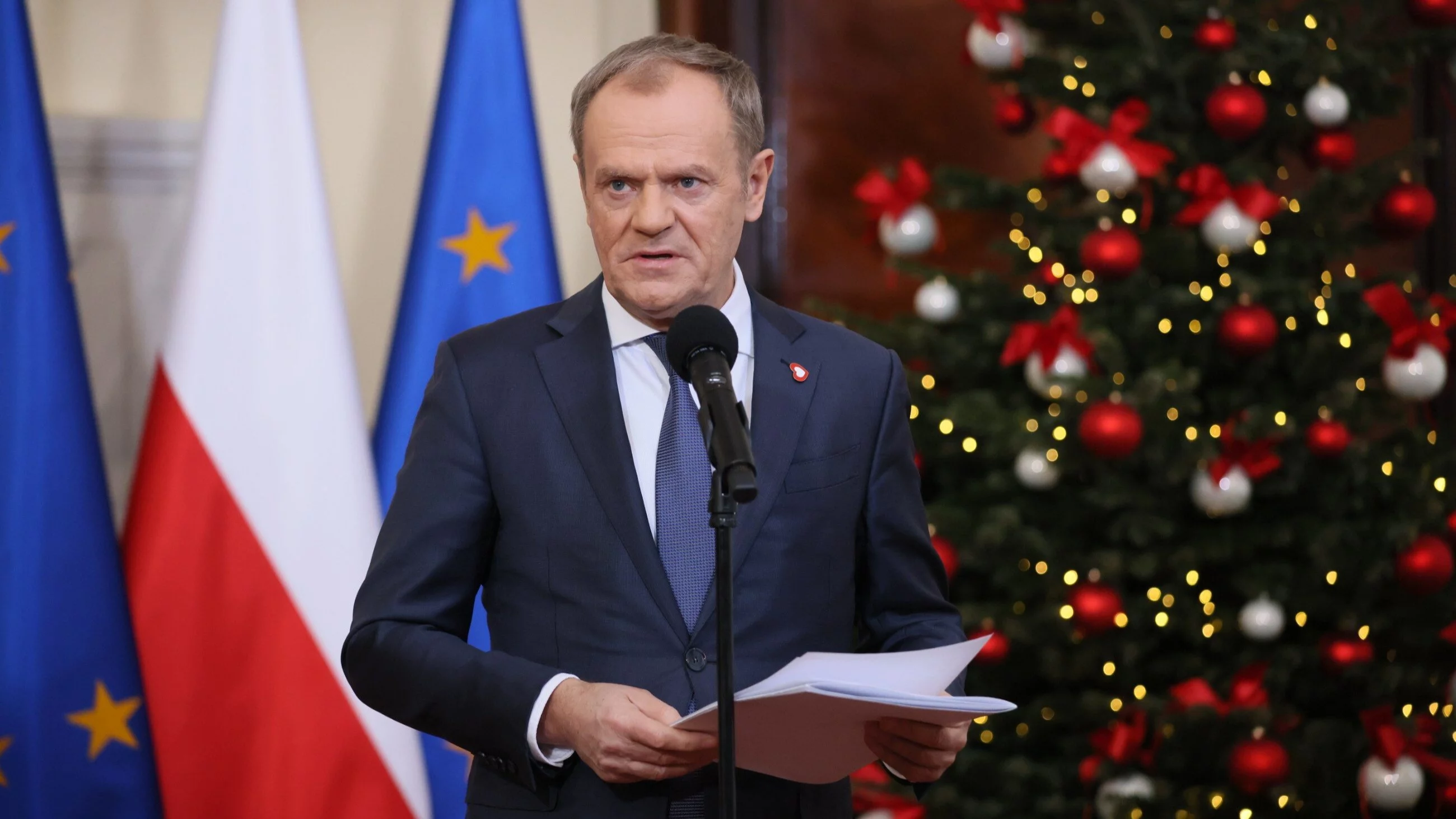 Premier Donald Tusk podczas konferencji prasowej w KPRM