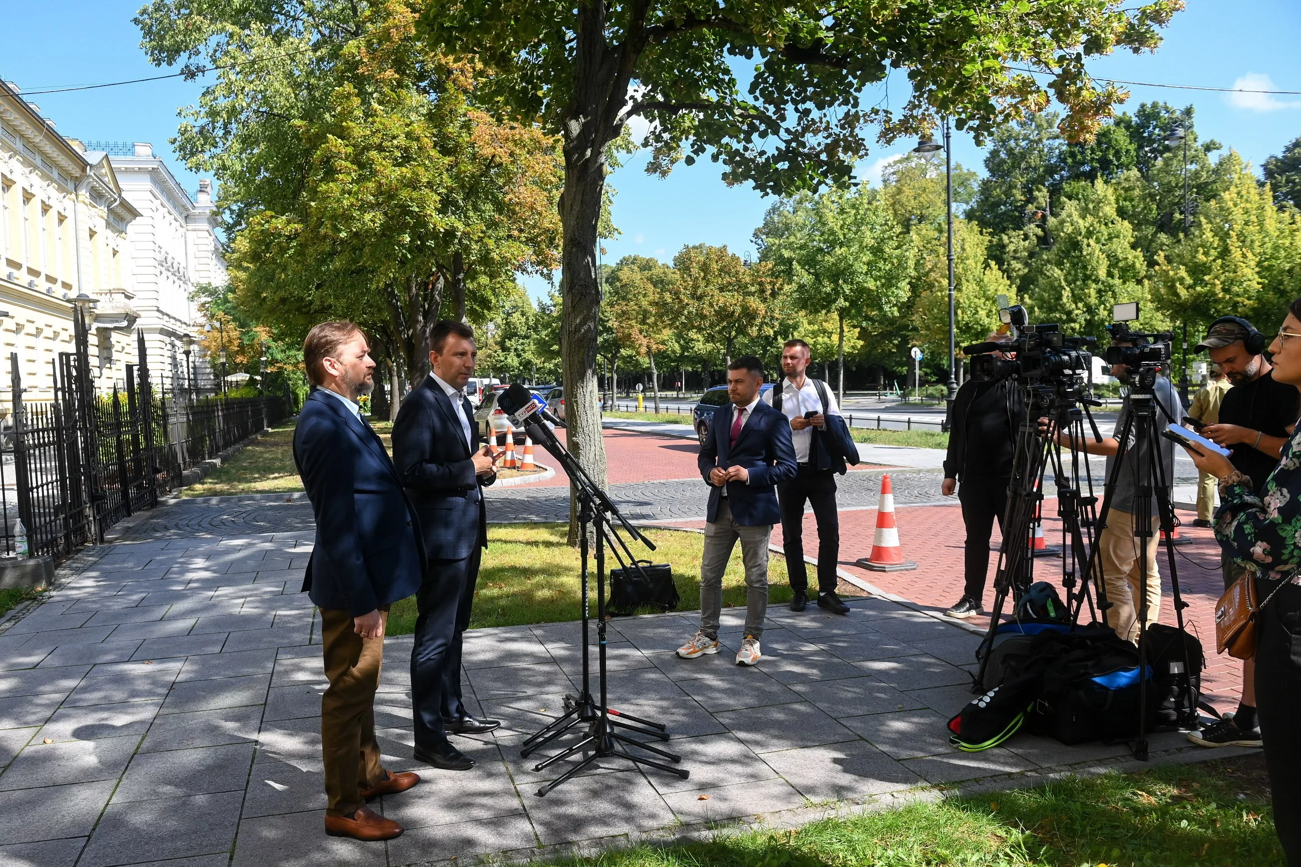 Posłowie PiS Łukasz Schreiber i Paweł Szrot podczas konferencji prasowej przed KPRM