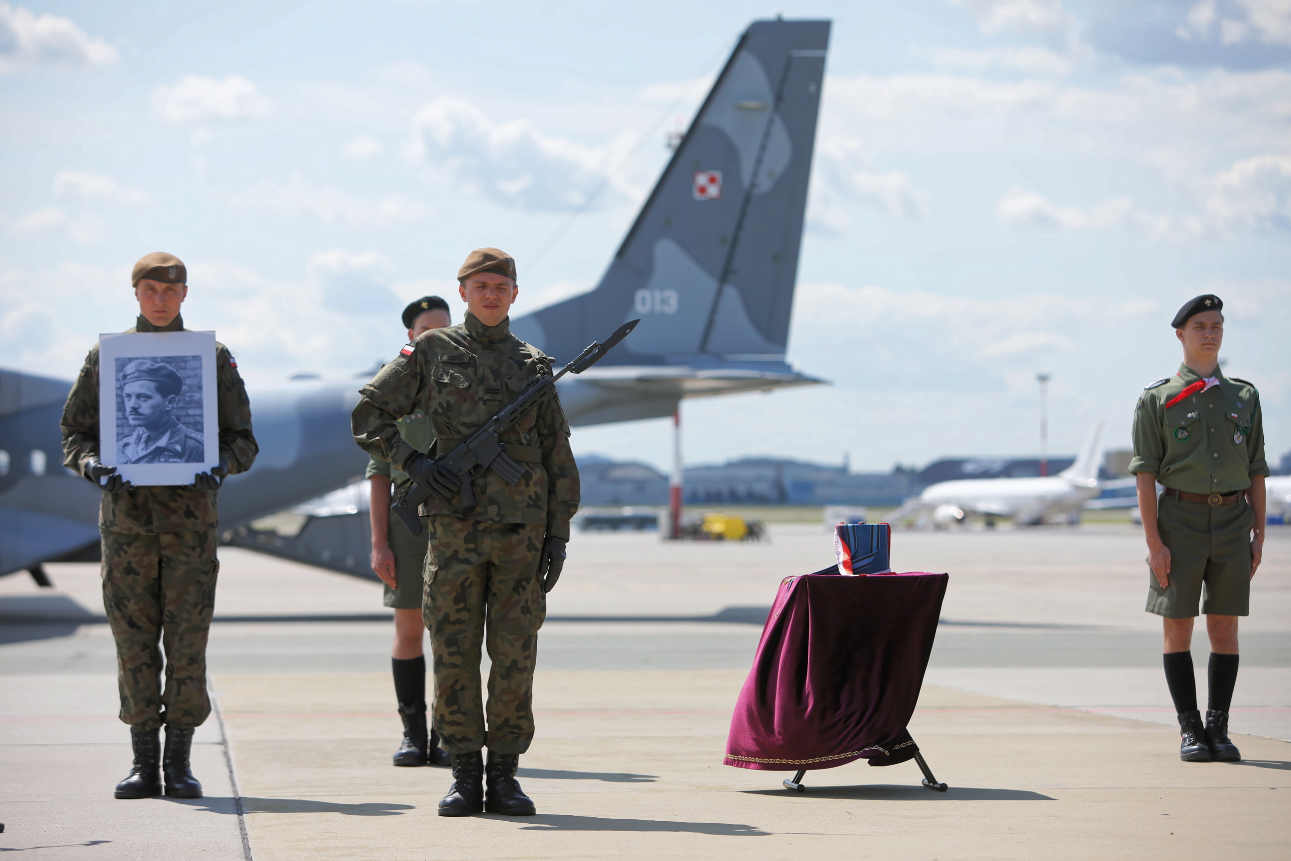 Powitanie urny z prochami legendarnego dowódcy Batalionu „Zośka” kpt. Ryszarda Białousa „Jerzego"