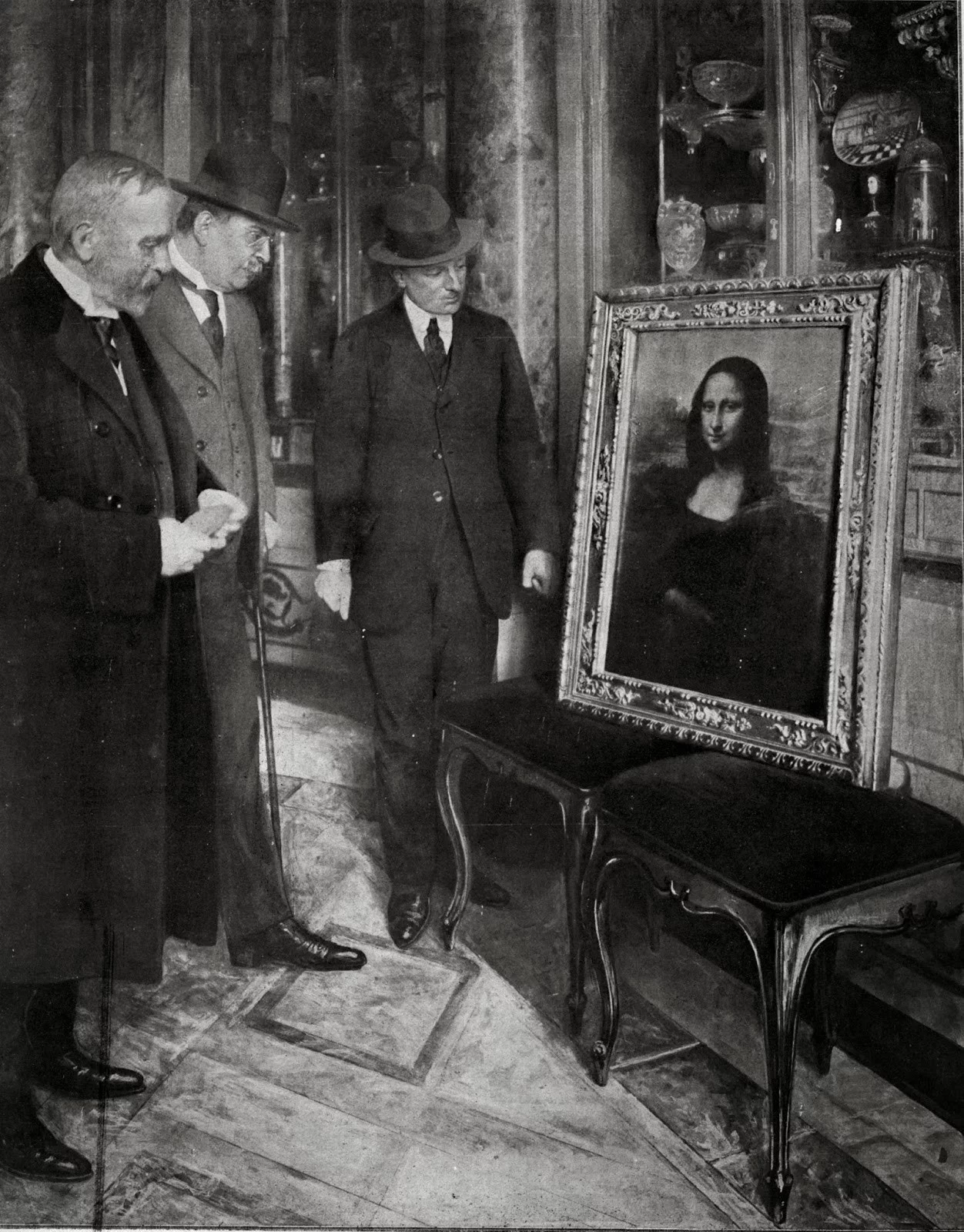 Mona Lisa w Galerii Uffizi we Florencji, 1913 r. Dyrektor muzeum Giovanni Poggi (po prawej) ogląda obraz
