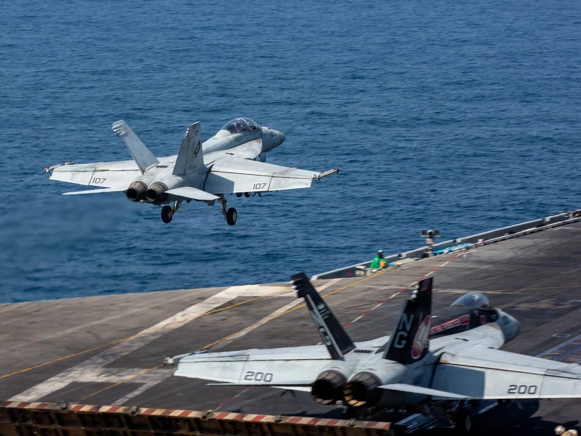Samolot F/A-18F Super Hornet startuje z pokładu lotniskowca USS Abraham Lincoln