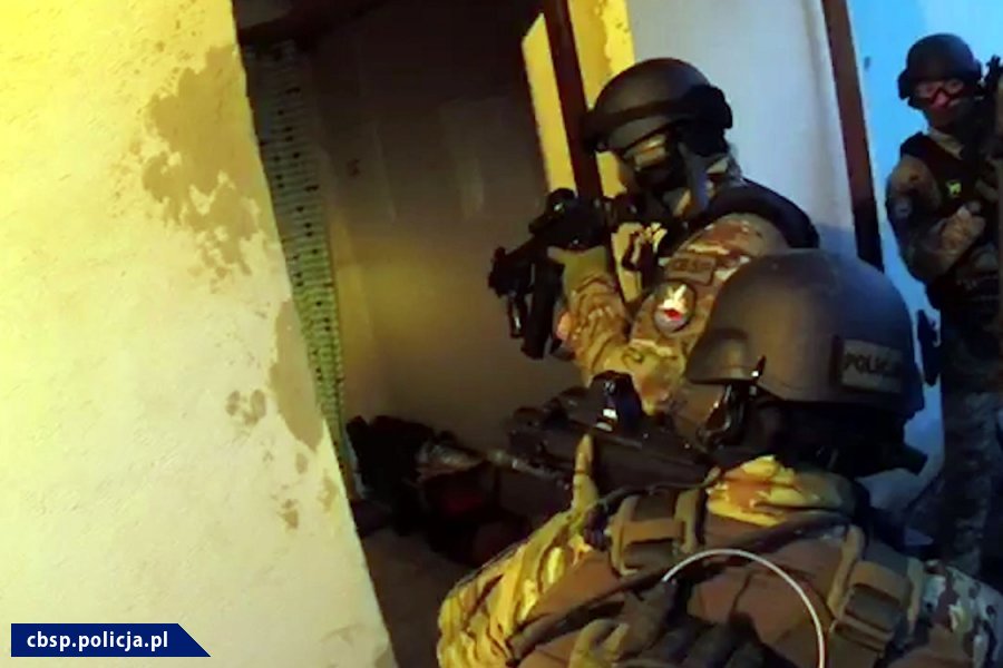 Policjanci CBŚP zatrzymali 7 osób podejrzanych o handel i obrót środkami odurzającymi i psychotropowymi