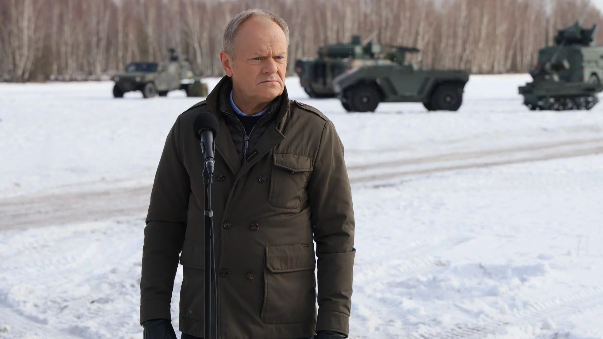 Premier Donald Tusk podczas wypowiedzi dla mediów na terenie poligonu Wojskowego Instytutu Technicznego Uzbrojenia w Zielonce