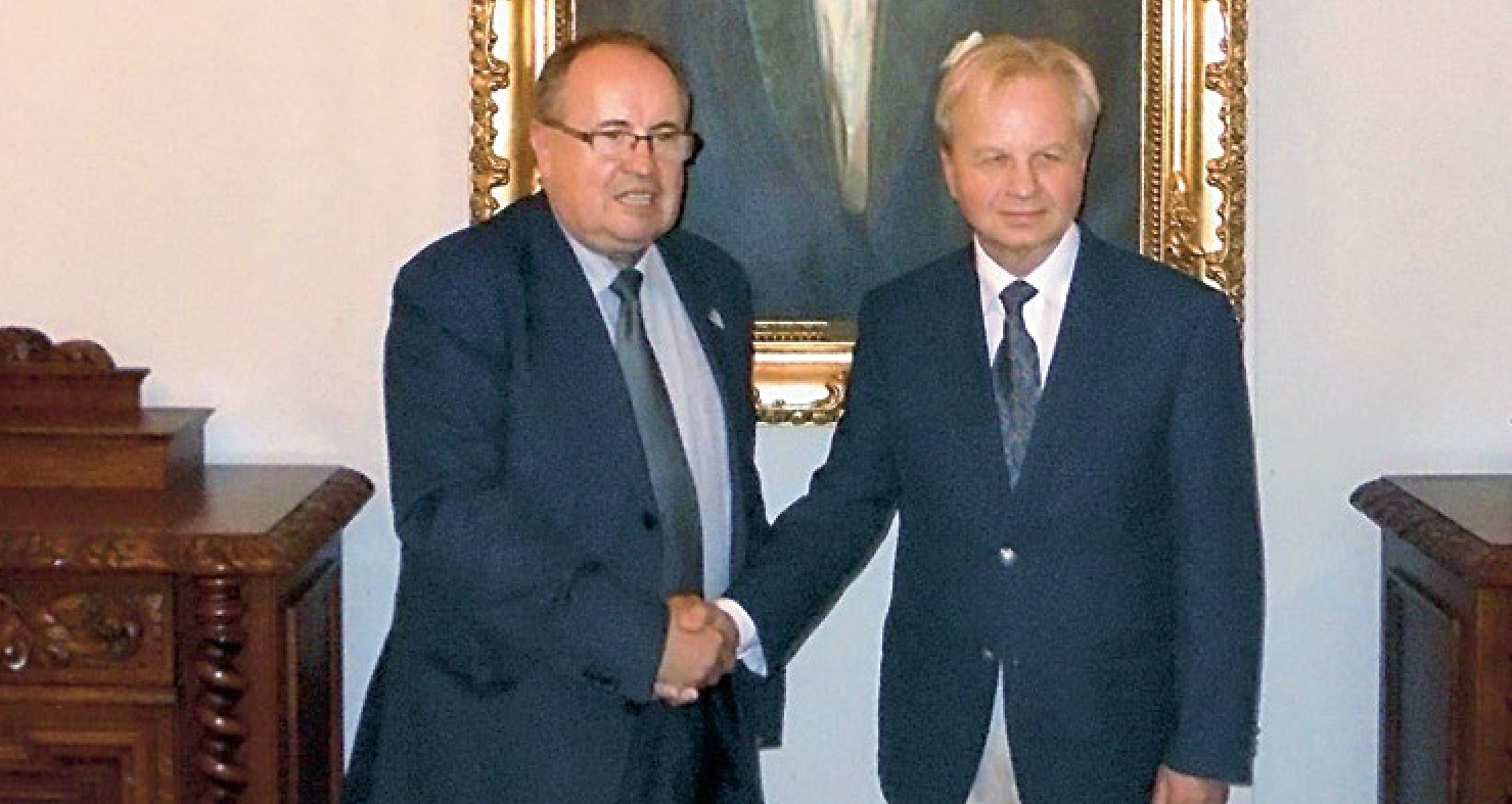 Z lewej Wojciech Edward Leszczyński tytułujący się królem Polski-Lehii, z prawej prof. Włodzimierz Julian Korab-Karpowicz, wybrany przez grupę monarchistów na prezydenta in spe