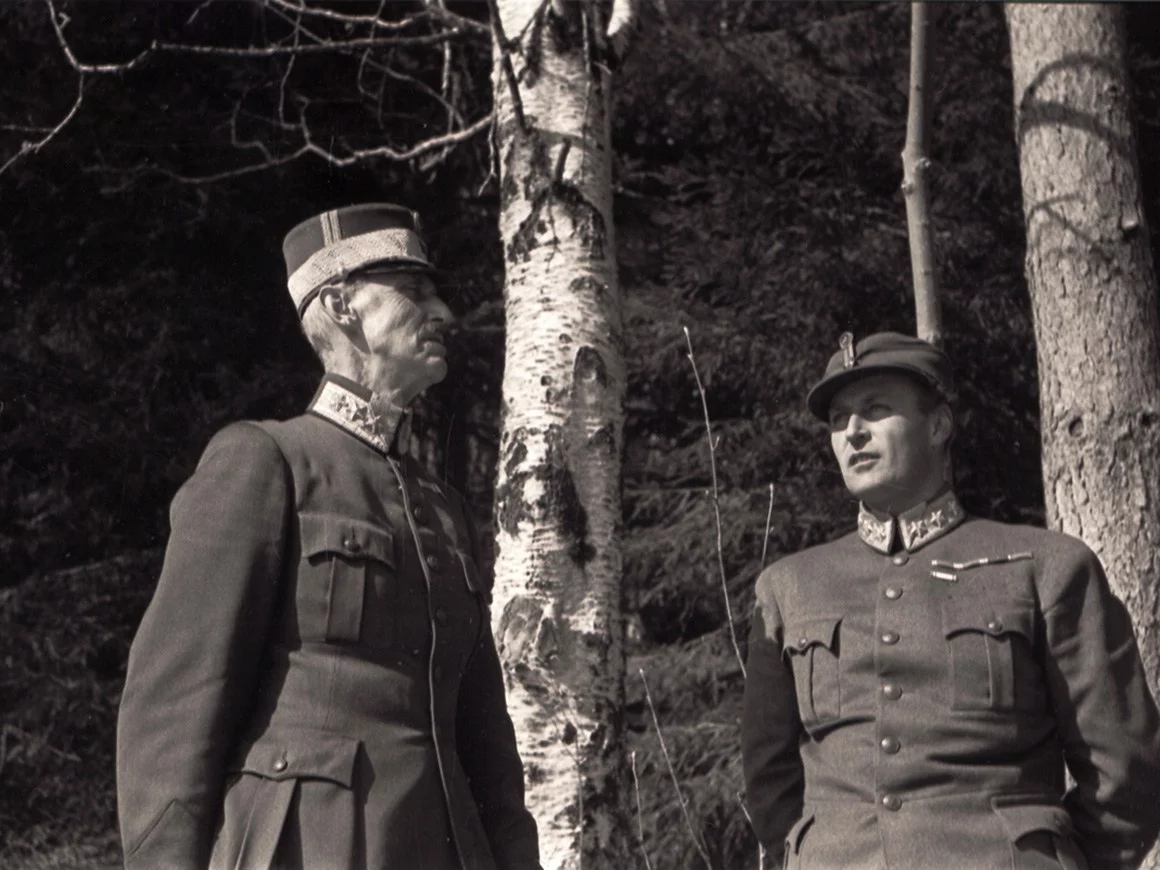 Król Norwegii Haakon VII i następca tronu Olaf podczas niemieckiego nalotu, 1940 rok. Dla Norwegów to ikoniczne zdjęcie pokazujące hart ducha monarchów