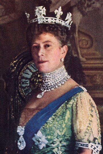 Królowa Maria (prababka Karola III) nosząca brylanty Cullinan I i Cullinan II jako broszkę na piersi, Cullinan III jako wisiorek na Naszyjniku Koronacyjnym oraz Cullinan IV w podstawie jej korony, poniżej diamentu Koh-i-Noor.