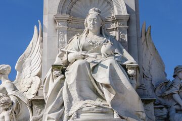 Królowa Wiktoria. Rzeźba znajduje się przed Pałacem Buckingham
