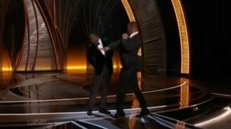 Will Smith uderza Chrisa Rocka podczas gali Oscarów 2022 r.