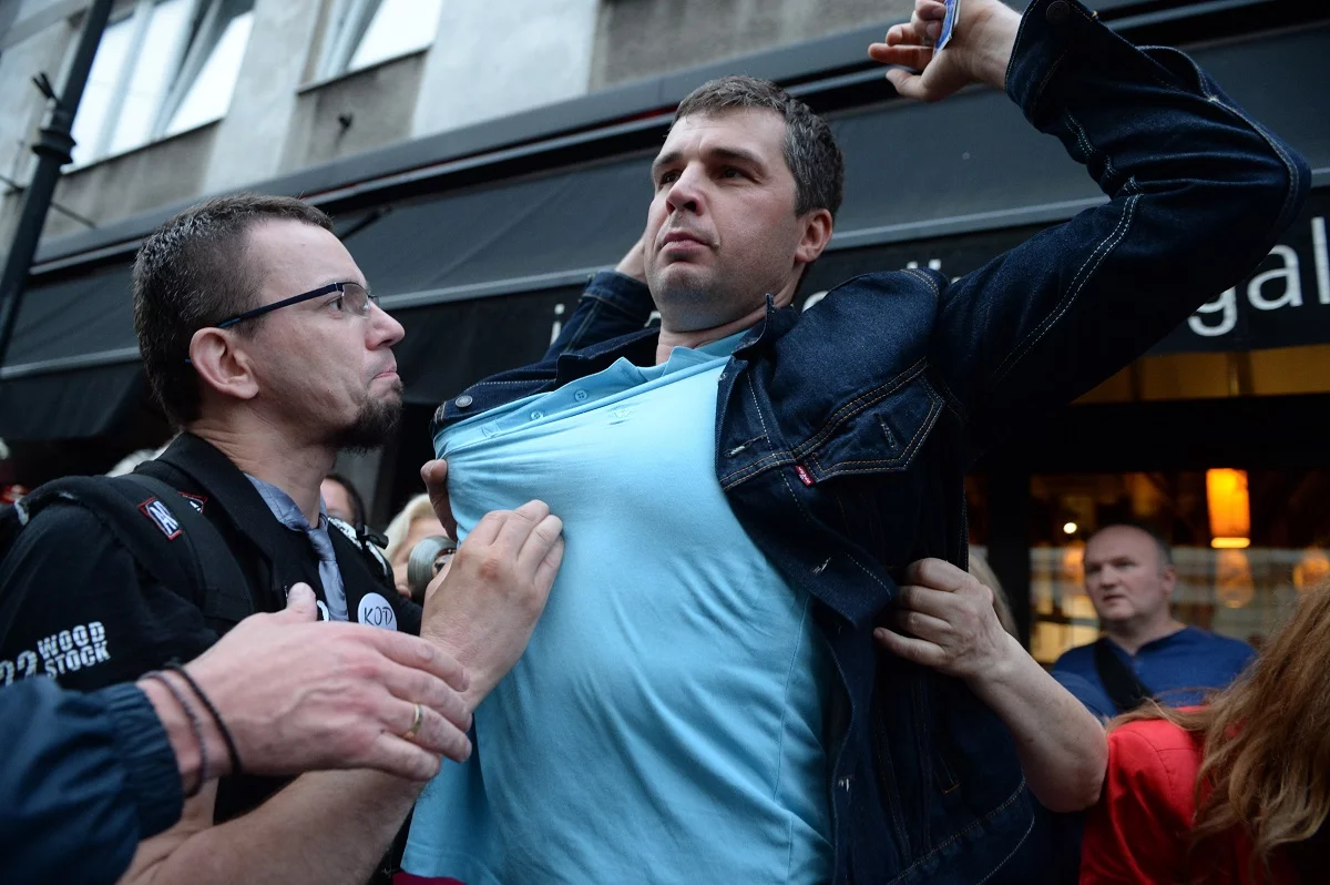 Dziennikarz TVP Michał Rachoń podczas Marszu Pamięci ofiar katastrofy smoleńskiej