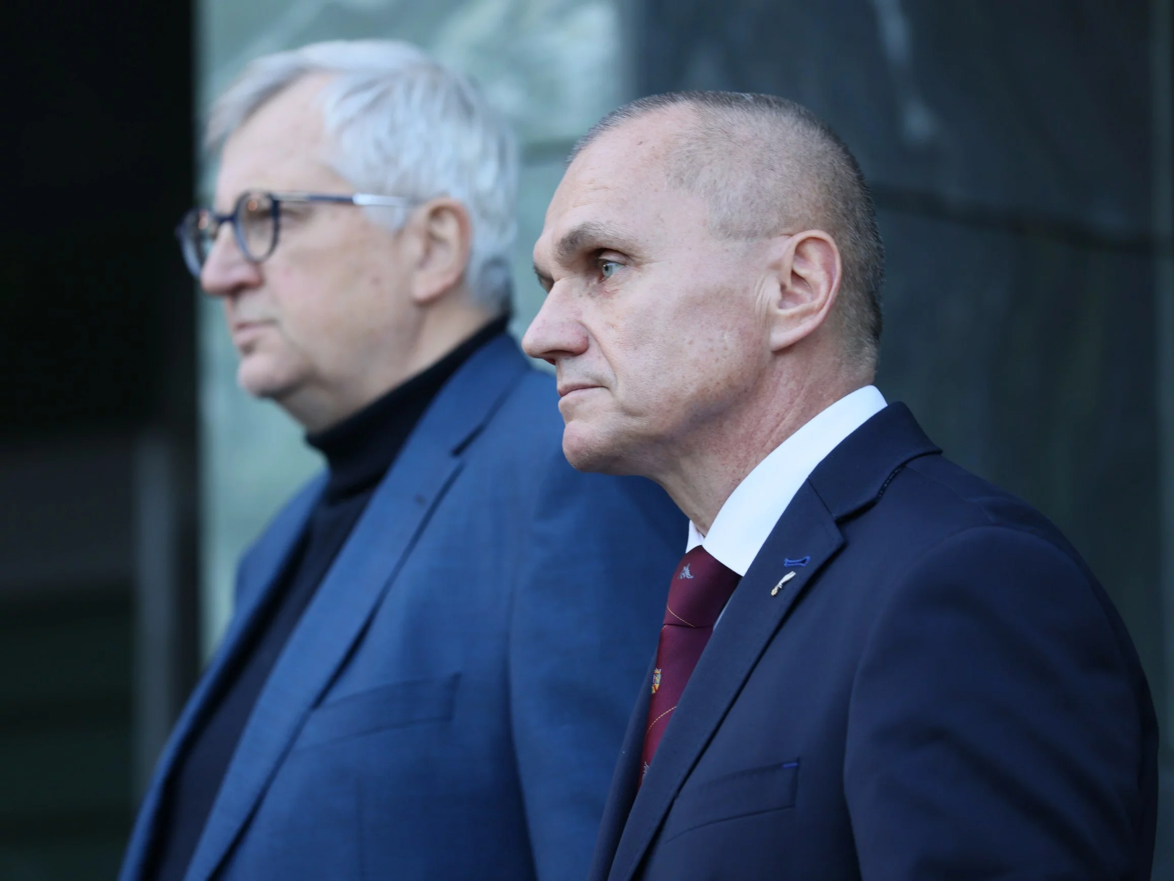 Byli szefowie Biura Bezpieczeństwa Narodowego Roman Polko (P) oraz Marek Siwiec (L)