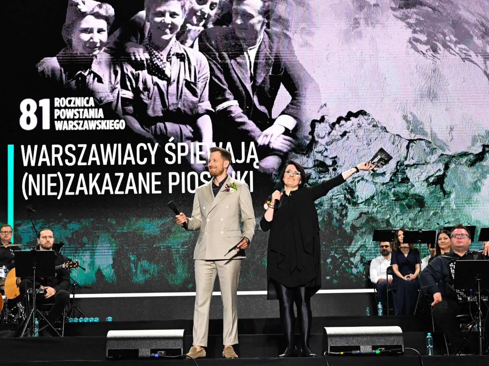 Obchody 81. rocznicy wybuchu Powstania Warszawskiego. Prowadzący koncert „Warszawiacy śpiewają (nie)zakazane piosenki” Justyna Dżbik-Kluge (P) oraz Robert Stockinger