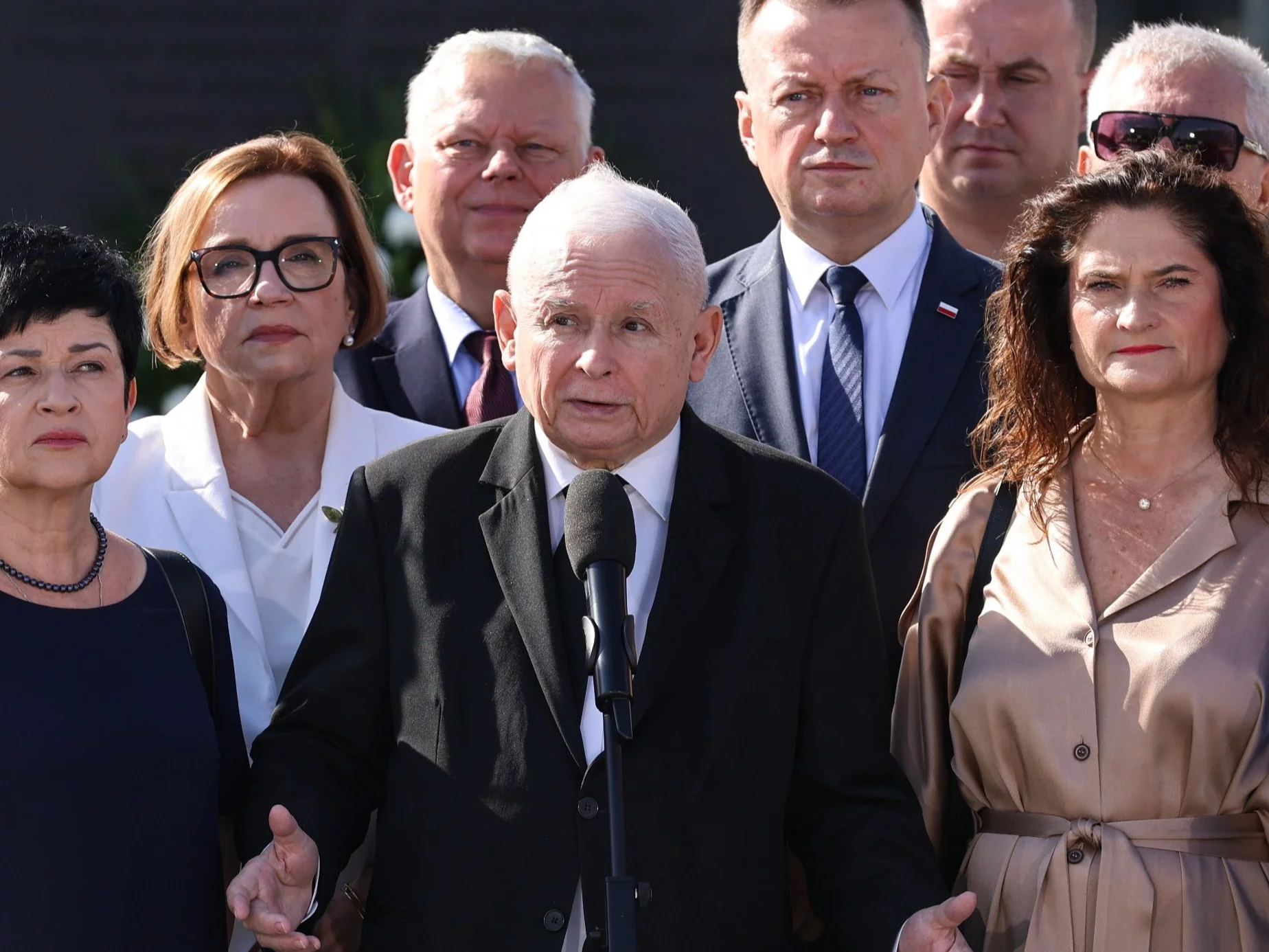 Prezes PiS Jarosław Kaczyński i politycy partii podczas miesięcznicy smoleńskiej