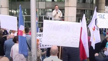 Krzysztof Bosak na proteście Konfederacji przeciwko zakazowi sprzedaży aut spalinowych