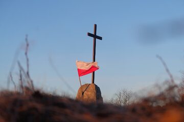 Krzyż i flaga Polski, zdjęcie ilustracyjne