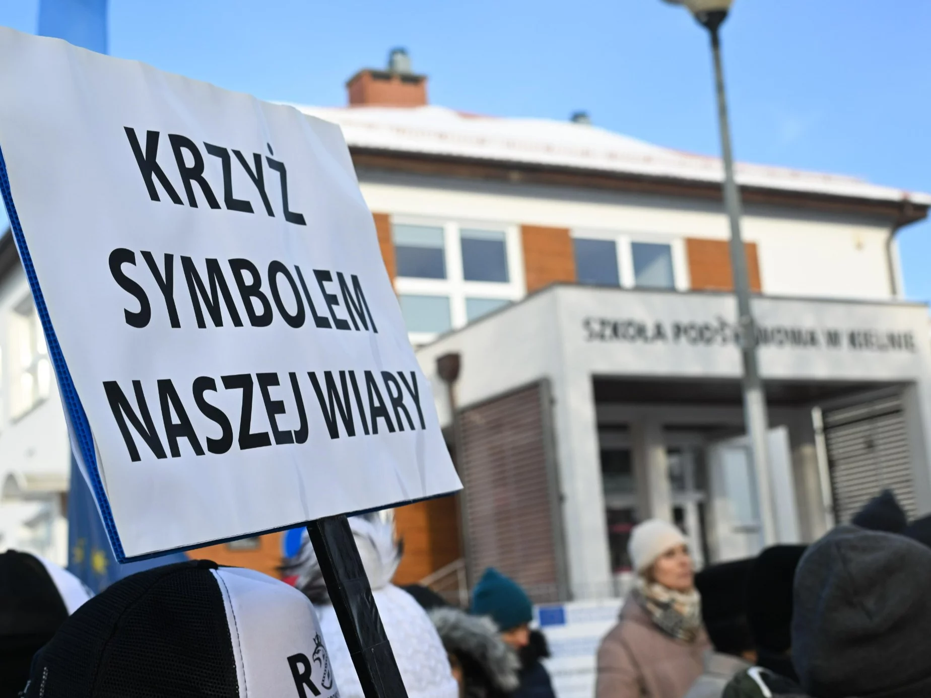 Protest przed Szkołą Podstawową w Kielnie