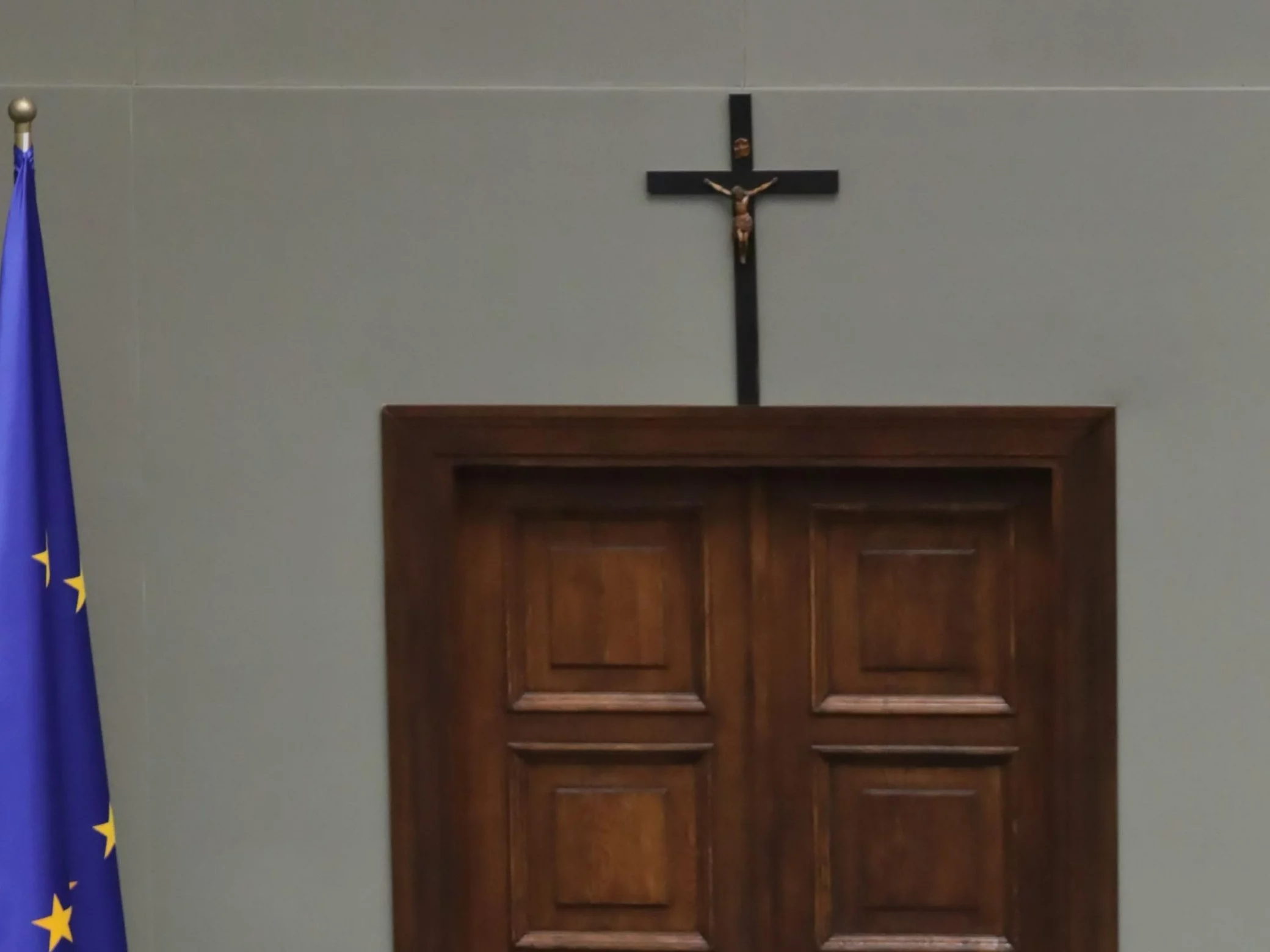 Krzyż zniknie z Sejmu? Nowy marszałek stawia sprawę jasno