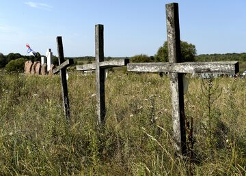 Krzyże przy pomniku upamiętniającym ofiary rzezi w Hucie Pieniackiej na Ukrainie