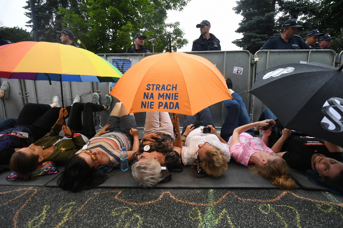 Uczestnicy protestu wobec reformy sądownictwa przed Sejmem