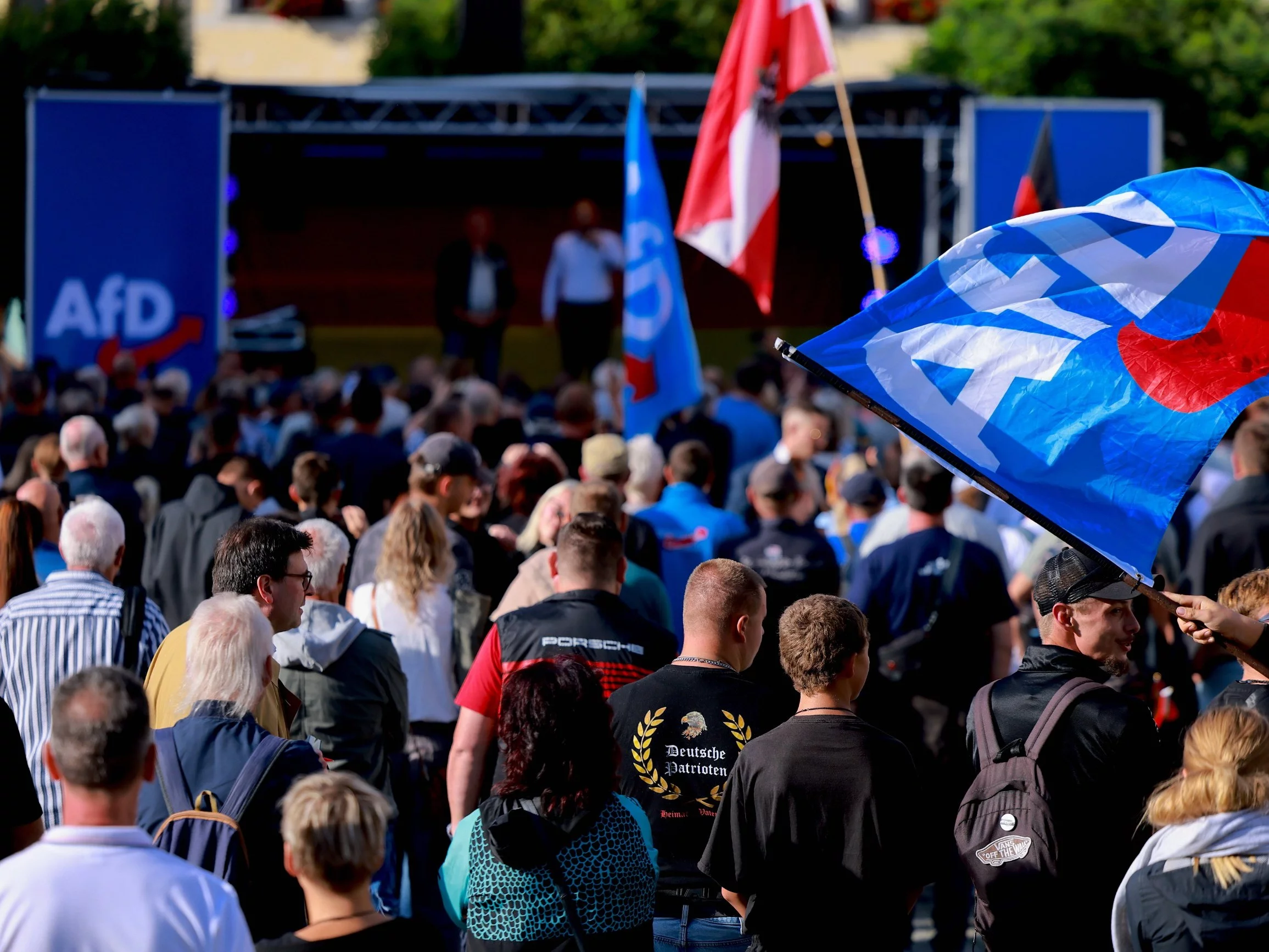 Ulrich Siegmund przemawia na wiecu AfD w Naumburgu