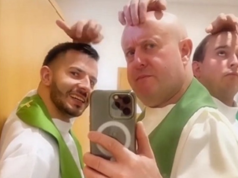 Portugalski ksiądz Guilherme Peixoto (kapłan na środku zdjęcia) bije rekordy popularności w internecie dzięki swojej aktywności muzycznej.