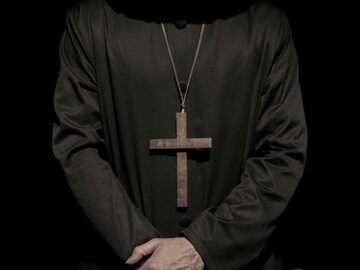 Ksiądz z krzyżem na szyi, zdjęcie ilustracyjne