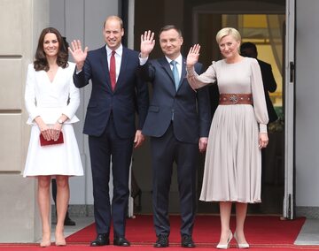 Księżna Catherine (L) i książę William (2L) podczas powitania przez polską parę prezydencką Andrzeja Dudę (2P) i Agatę Kornhauser-Dudę (P)