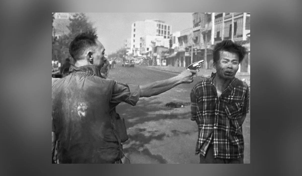 "Saigon Execution". Fotografia E. Adamsa przedstawiająca egzekucję członka Wietkongu, Nguyễn Văn Léma