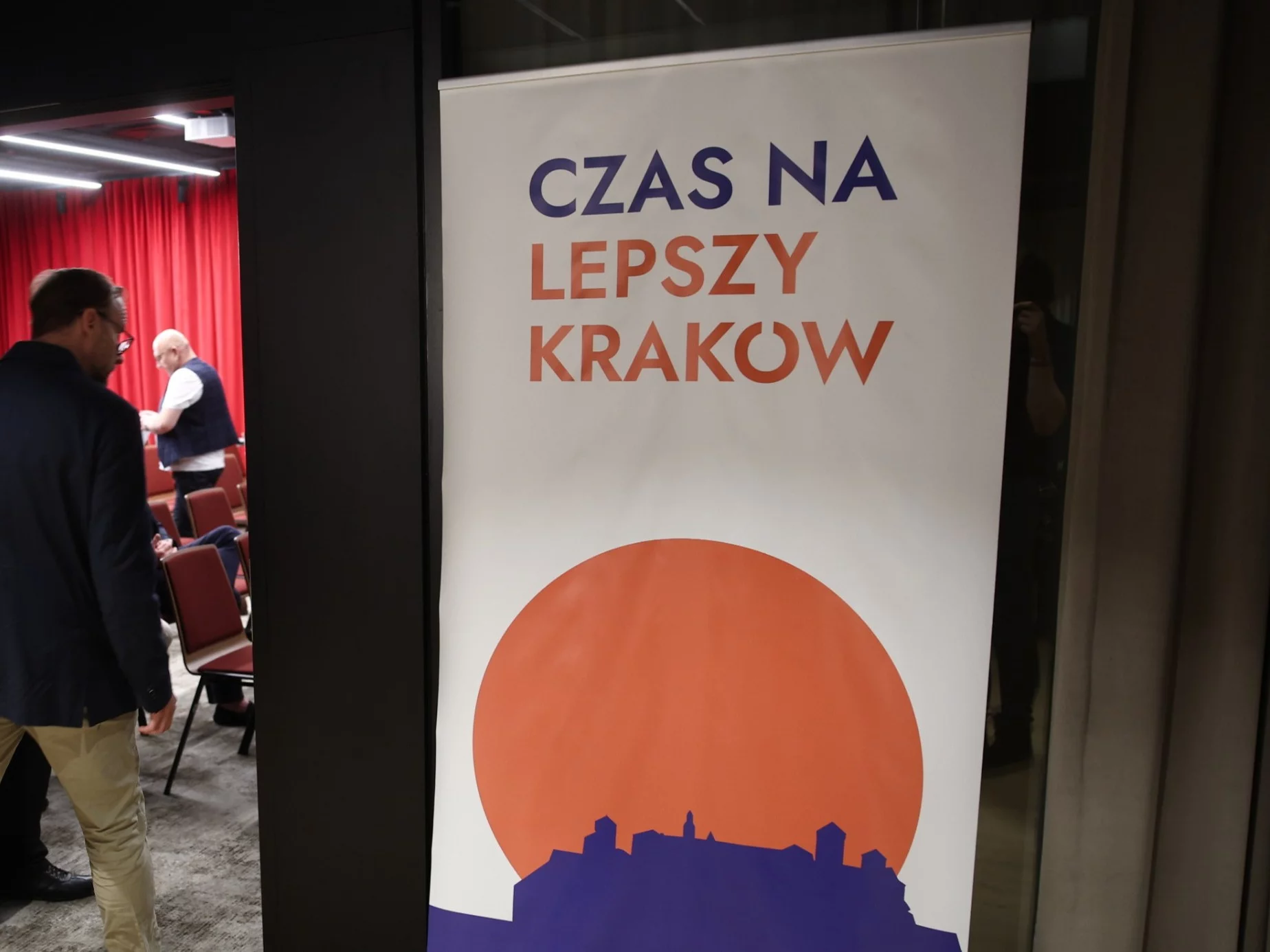 Uczestnicy wieczoru referendalnego w Krakowie