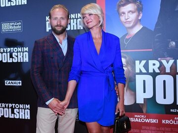 ktor Borys Szyc (L) z małżonką Justyną Szyc-Nagłowską (P) podczas uroczystej premiery filmu „Kryptonim Polska”
