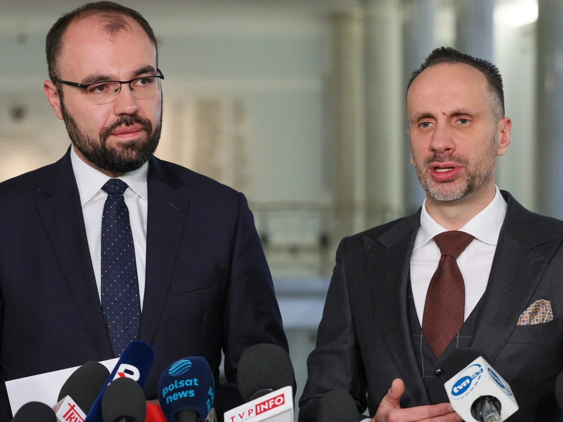 Poseł PiS Janusz Kowalski (P) i minister edukacji i nauki Krzysztof Szczucki (L)