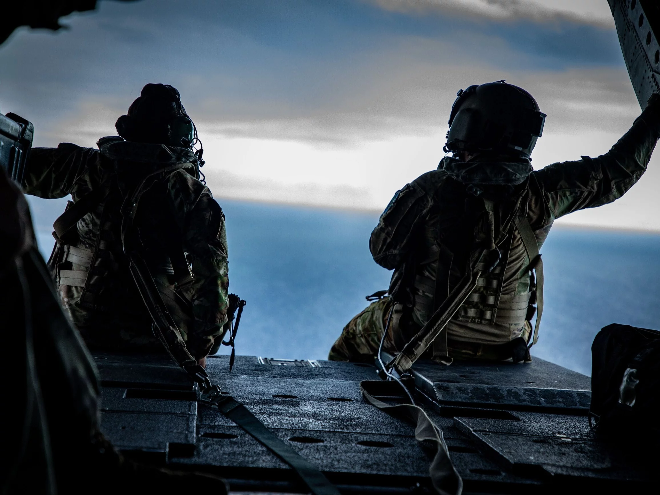 Żołnierze USA na pokładzie śmigłowca CH-47 Chinook podczas lotu nad bazą morską Guantanamo Bay na Kubie
