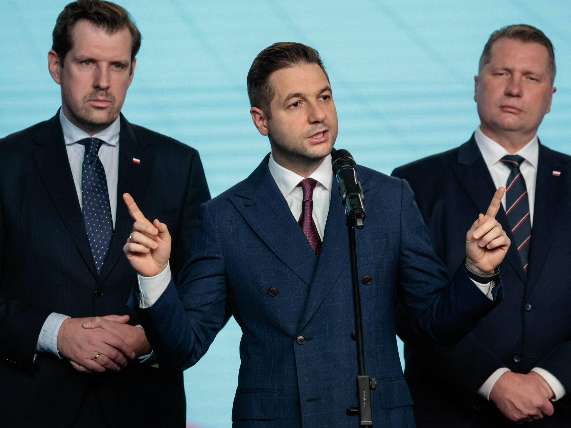 Europosłowie PiS Patryk Jaki (C) i Tobiasz Bocheński (L) oraz poseł Przemysław Czarnek (P)