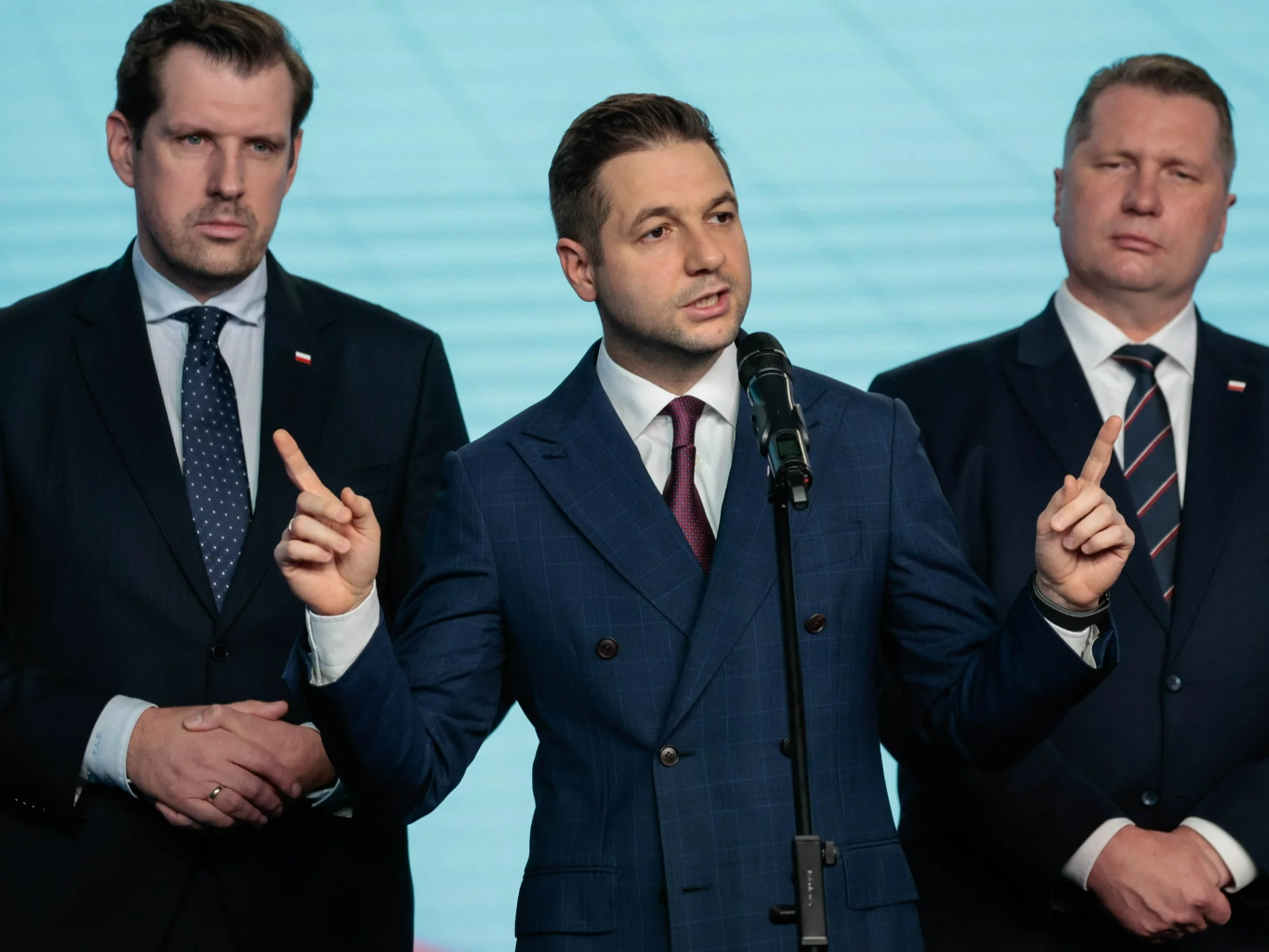 Europosłowie PiS Patryk Jaki (C) i Tobiasz Bocheński (L) oraz poseł Przemysław Czarnek (P)