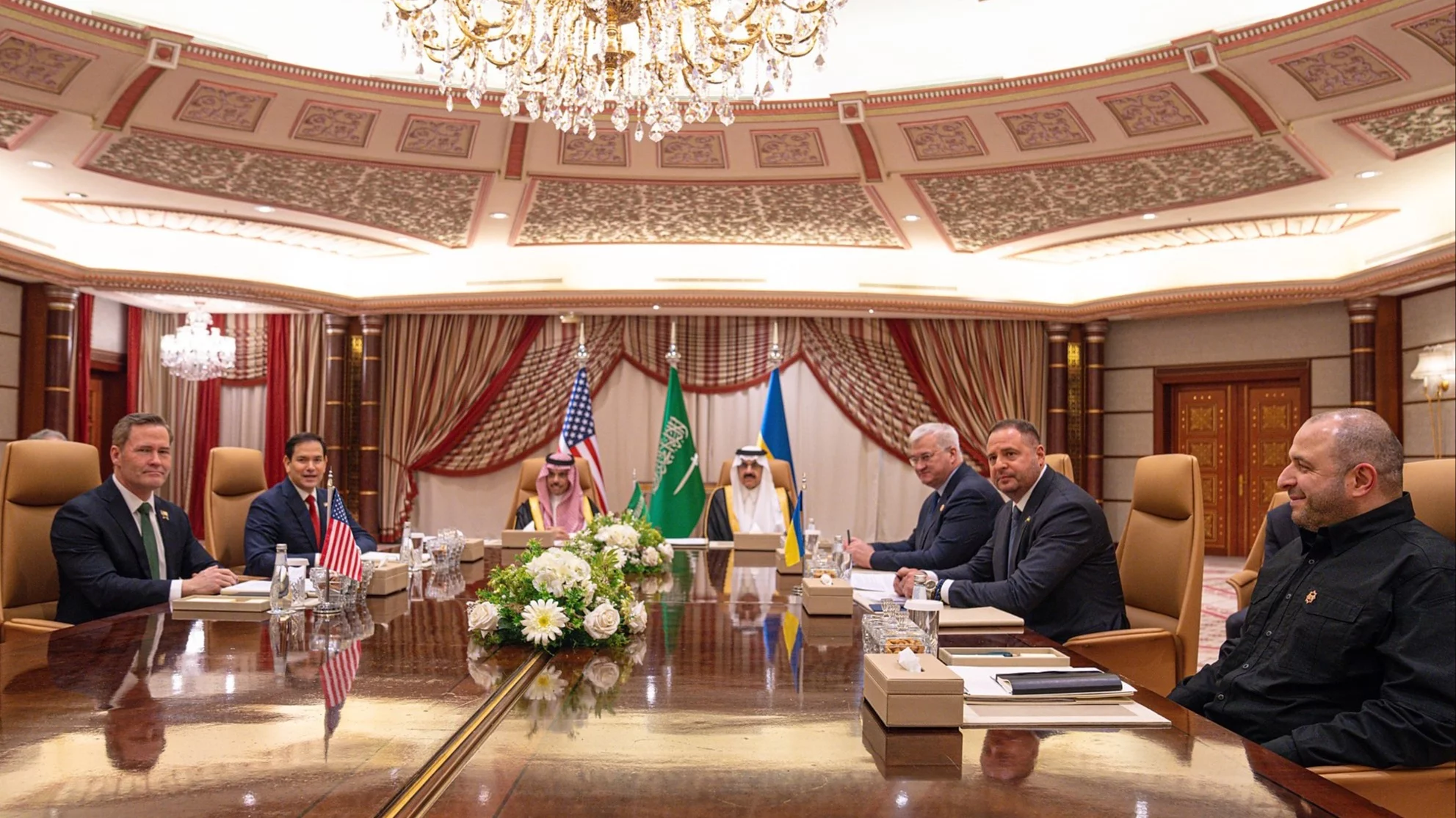 Delegacje USA i Ukrainy podczas rozmów w Arabii Saudyjskiej