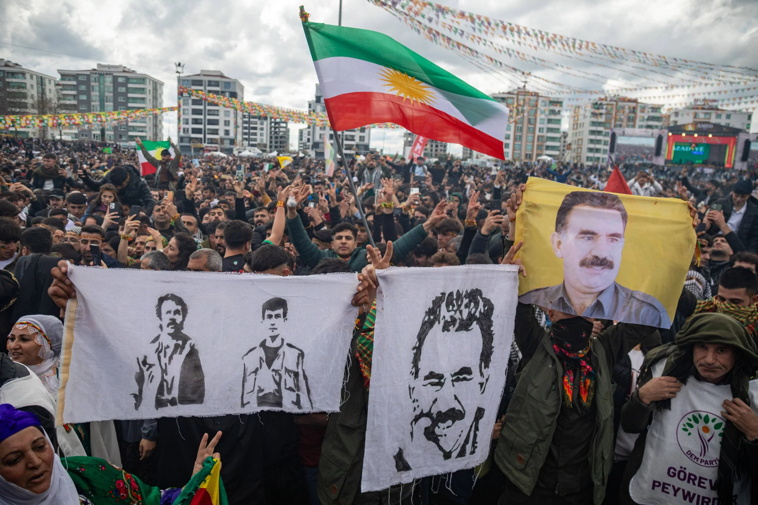 Demonstracja syryjskich Kurdów z flagami z wizerunkiem
lidera PKK Abdullaha Öcalana