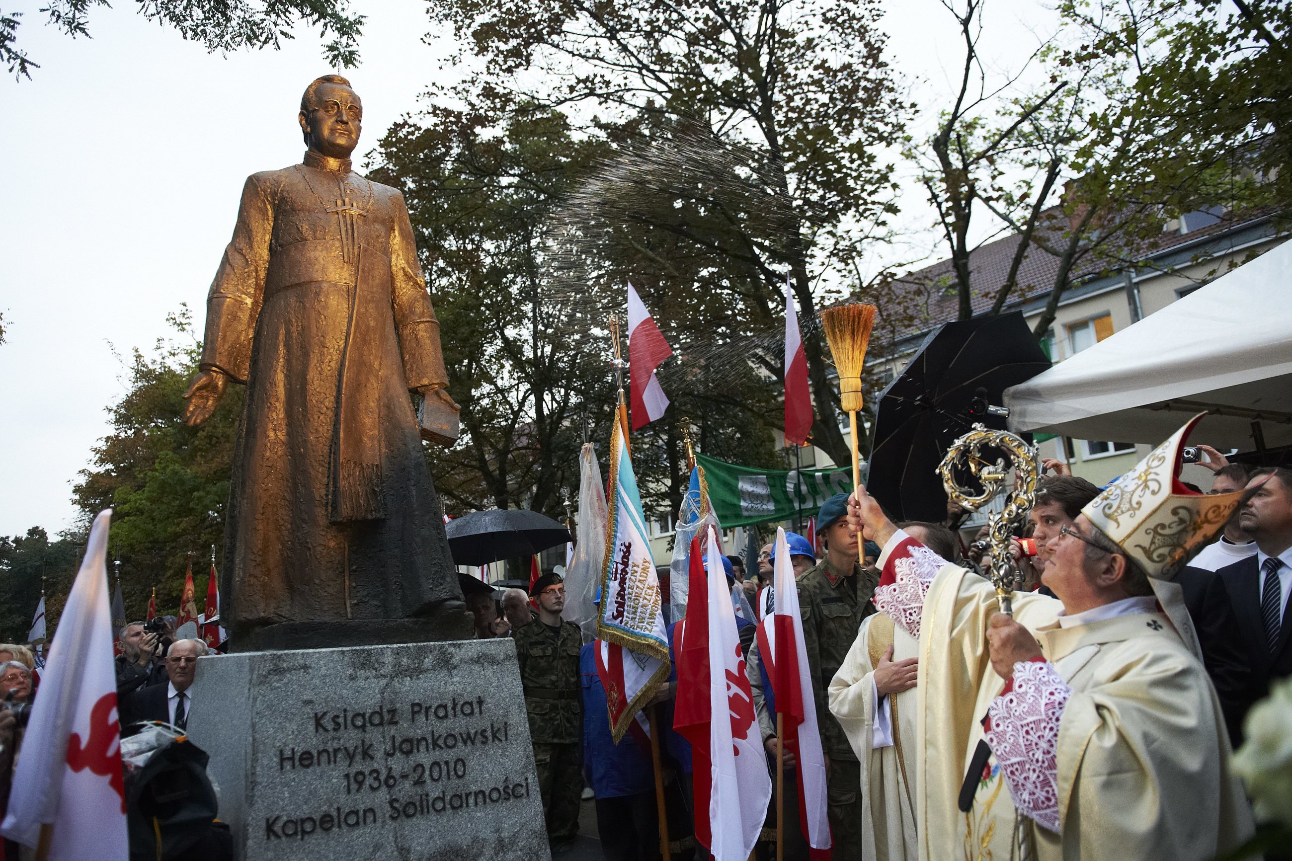 Sierpień 2012 r. Odsłonięcie pomnika ks. Henryka Jankowskiego w Gdańsku