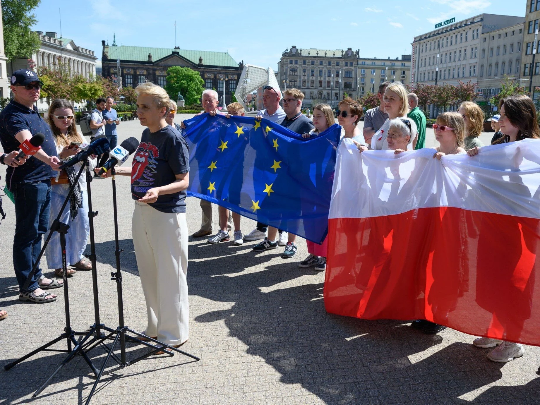 Joanna Scheuring-Wielgus podczas "happeningu" zszycia flagi UE i Polski