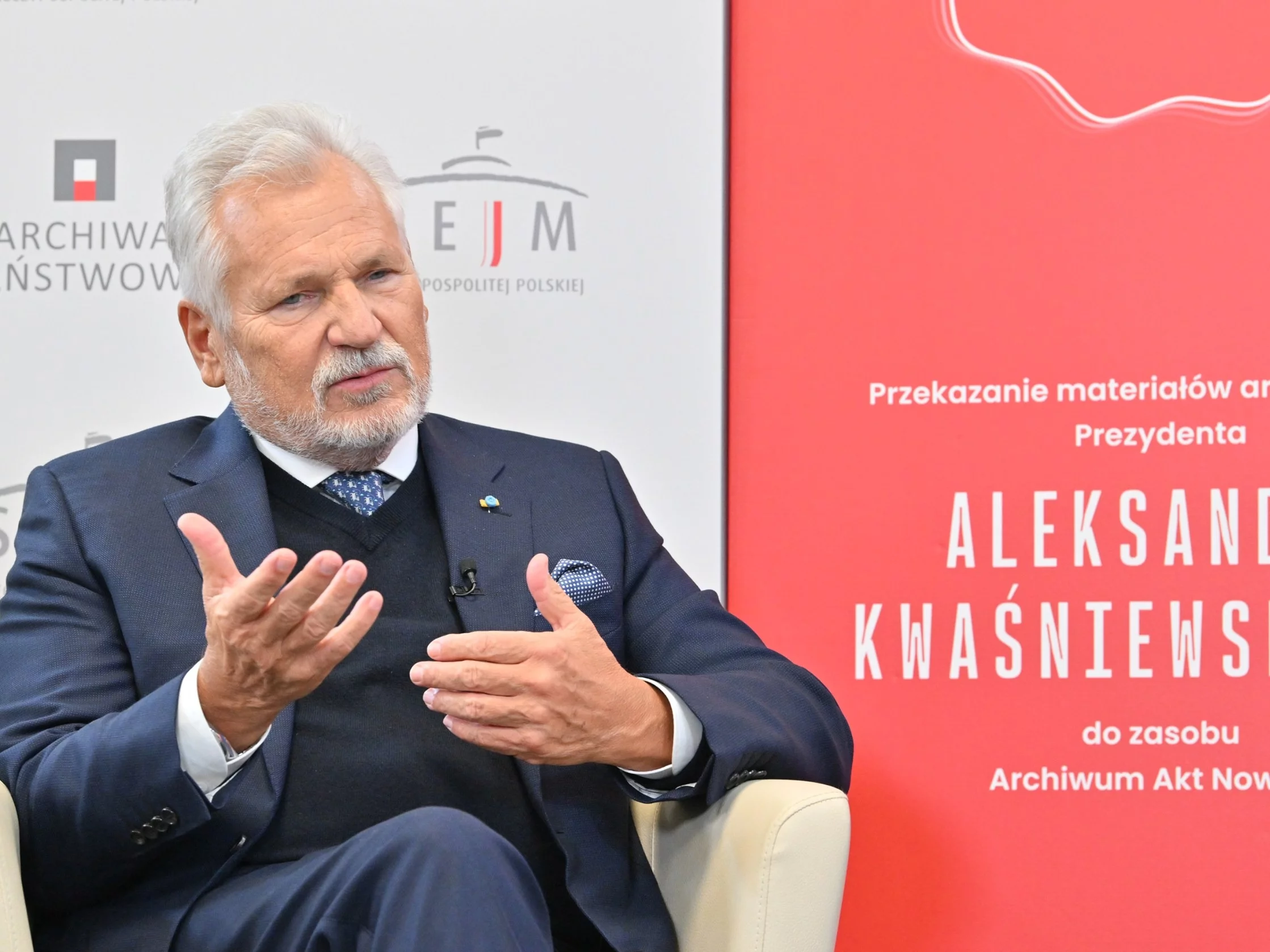 Kwaśniewski przekazał prywatne dokumenty do archiwum państwowego. Co w nich jest?