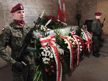 Kwiaty na sarkofagu pary prezydenckiej Lecha i Marii Kaczyńskich w Krypcie pod Wieżą Srebrnych Dzwonów na Wawelu,
