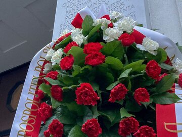 Kwiaty pod tablicą upamiętniającą Radę Pomocy Żydom "Żegota"
