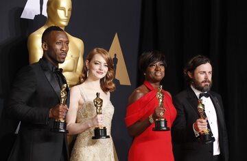 (L-R) Mahershala Ali (Actor in a Supporting Role for Moonlight), Emma Stone (Actress in a Leading Role for La La Land), Viola Davis (Actress in a Supporting Role for Fences) and Casey Affleck (Actor in a Leading Role for Manchester by the Sea)