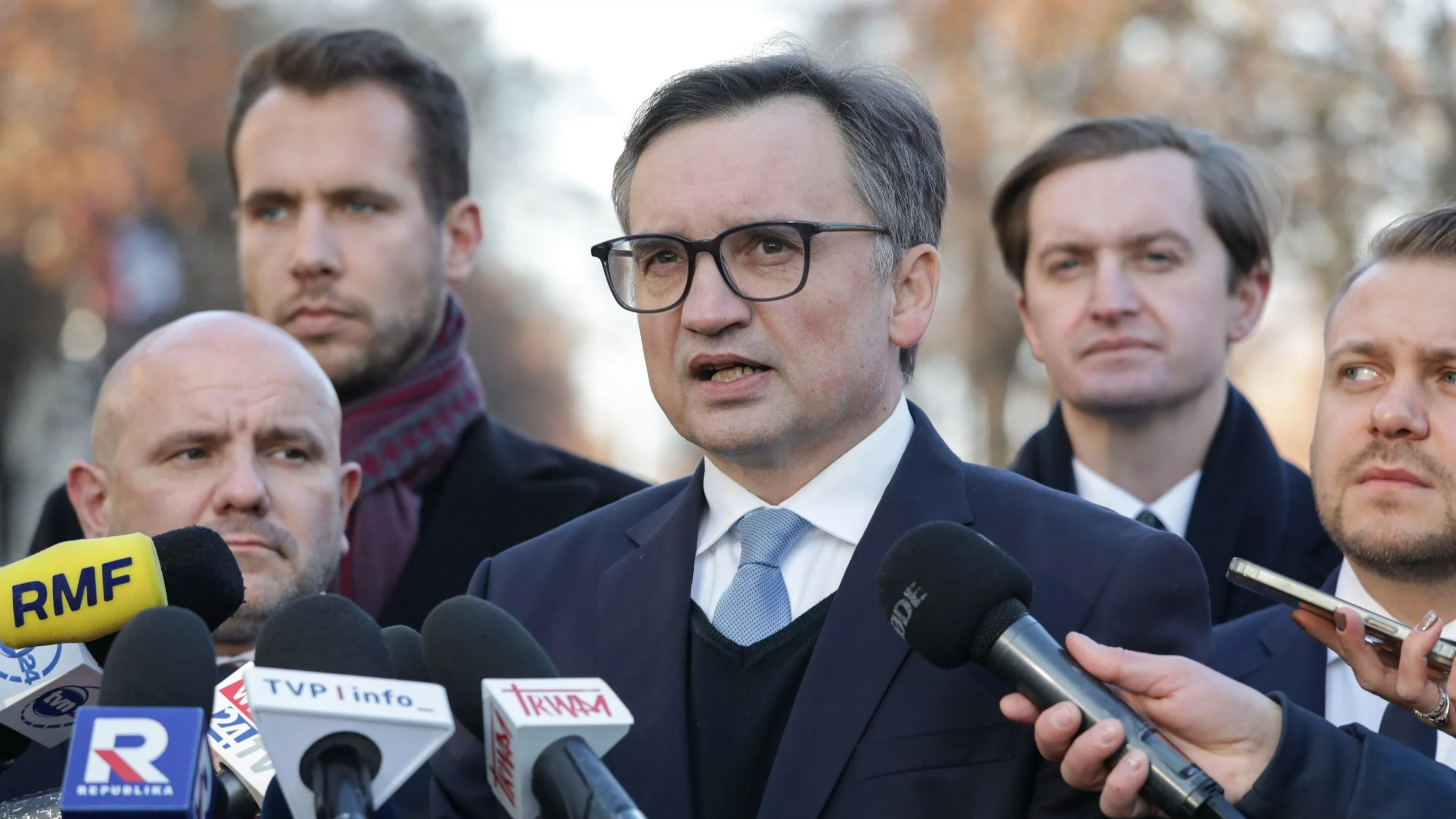 Były minister sprawiedliwości Zbigniew Ziobro (C) i posłowie: Jan Kanthak (2L), Mariusz Gosek (L), Jacek Ozdoba (P) i Sebastian Kaleta (2P) podczas konferencji prasowej przed siedzibą Kancelarii Prezesa Rady Ministrów w Warszawie