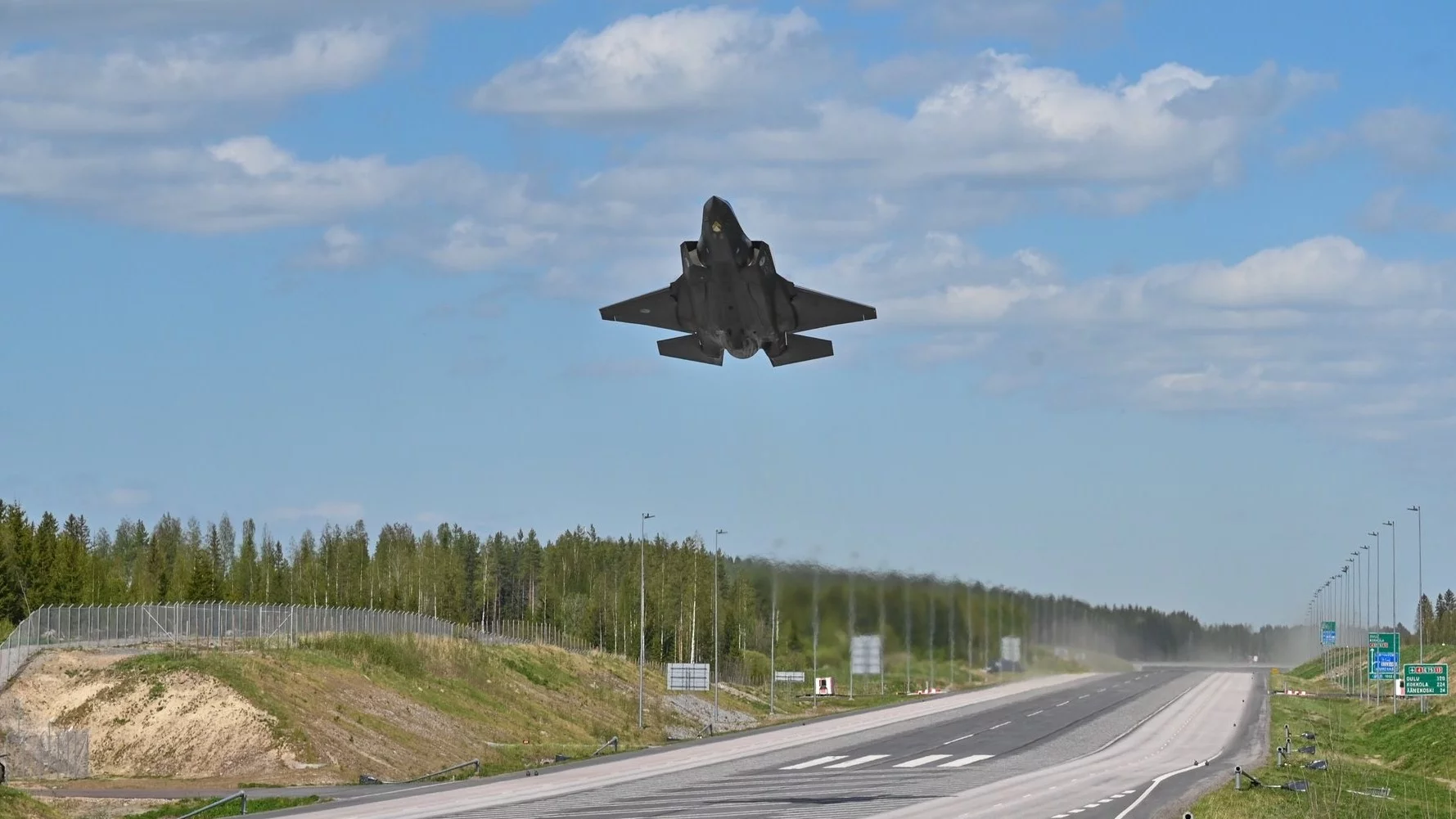 Nietypowe manewry w Finlandii. Piloci NATO lądują na autostradzie